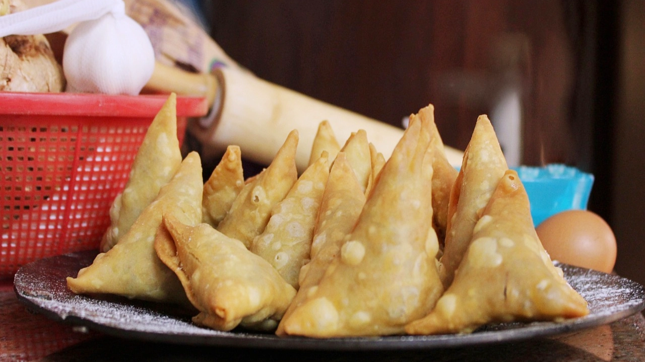 Samosa Business Ideas : సమోసా బిజినెస్ సీక్రెట్ ఇదే.. పెడితే ఇలాంటి బిజినెస్ చేయాలి.. తక్కువ పెట్టుబడి.. లక్షల్లో ఆదాయం..! Making Samosa Business Ideas with Low Investment