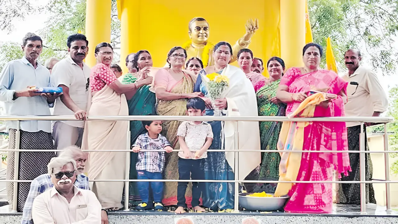 TDP Woman Fan Back to Her Birth Place After Five Year of Chandrababu Naidu CM 